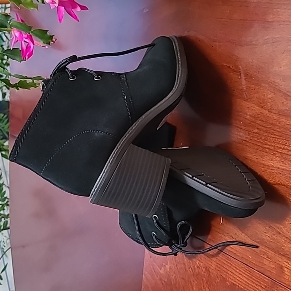 NWT Clark's Suede ankle boots. Black. - Picture 11 of 13